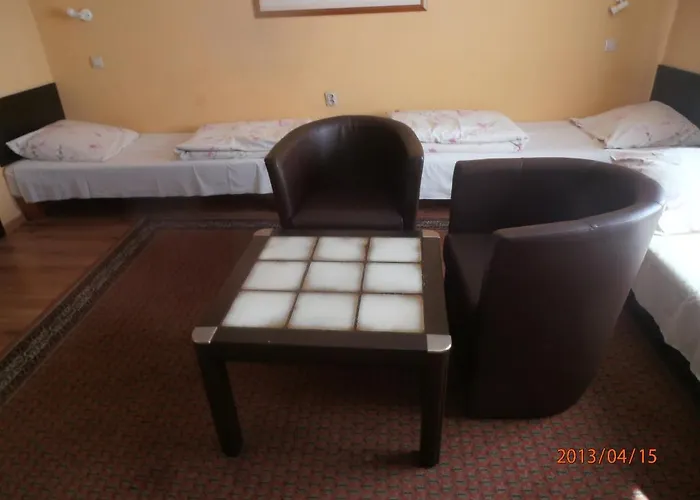 Pod Orzechem W Zaniemyslu Homestay *